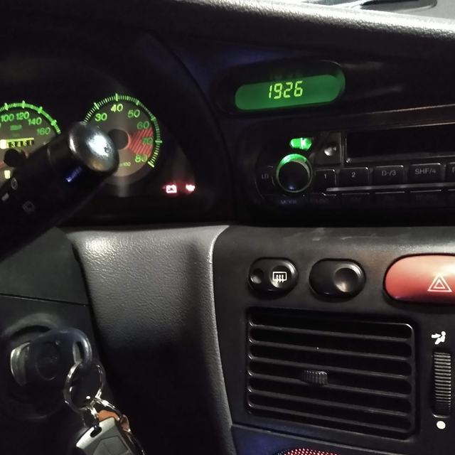 Painel e rádio com iluminação verde funcionando