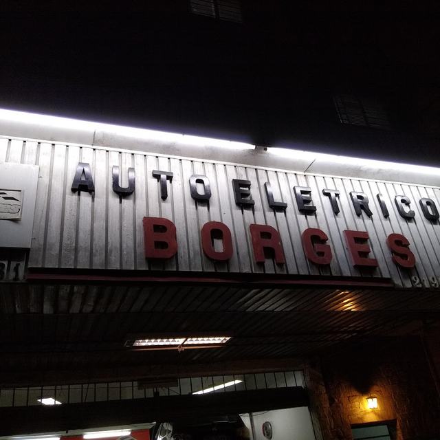 Letreiro do Auto Elétrico Borges iluminado à noite